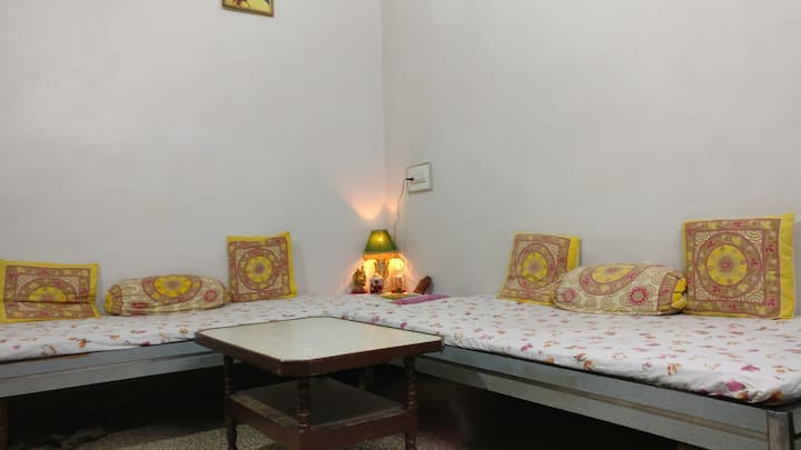 Stay with MUSIC ARTIST in 1BHK Home (*FREE WiFi)!