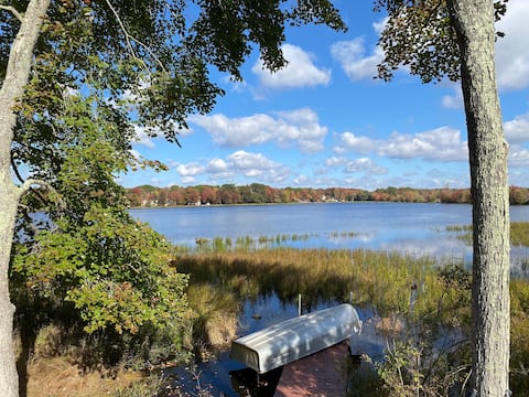 Lakefront Oasis with boat & sauna. Dogs welcome.