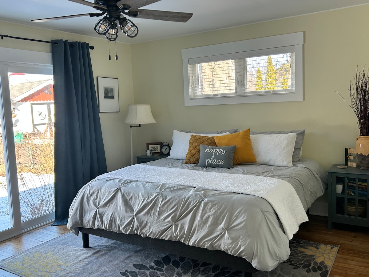 Hlavná spálňa - manželská posteľ. Prístup do zadnej záhrady a na terasu (pridanie v lete 2025). Spí tu dvaja (2).