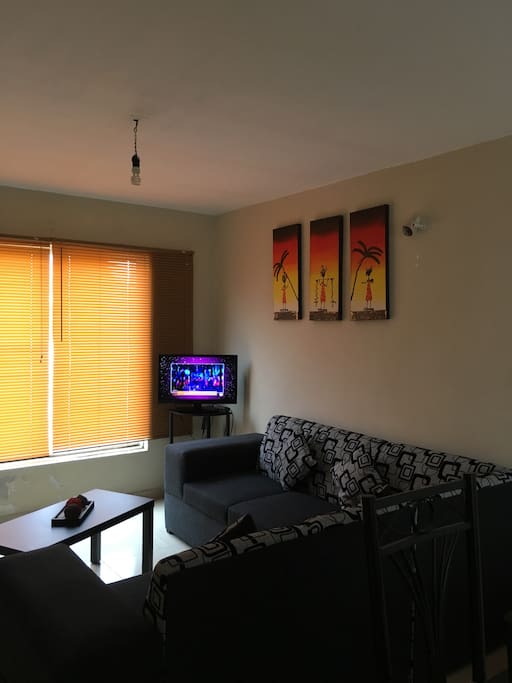 Sala confortable con TV y DVD