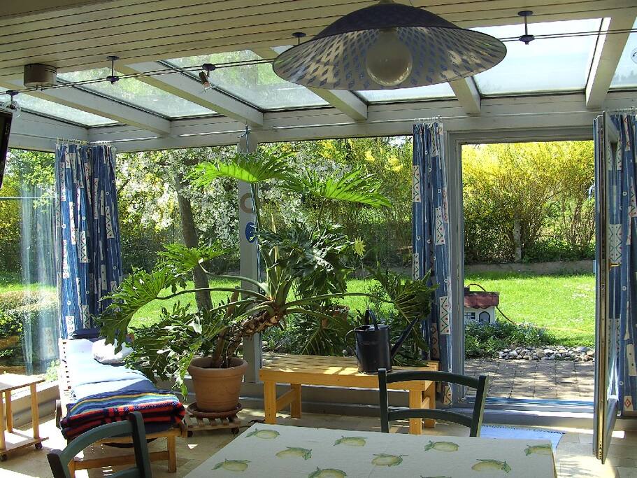 Wintergarten mit Blick in den Garten