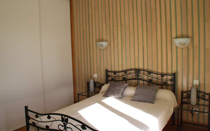 חדר השינה השני עם מיטה בגודל 140*190 וארון אחסון גדול. תוכלו ליהנות מהנוף של הפירנאים והפארק.