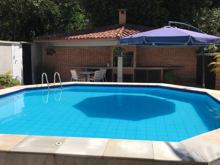Piscina e vista para os fundos da casa