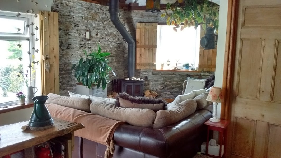 صالة مريحة مع موقد خشب