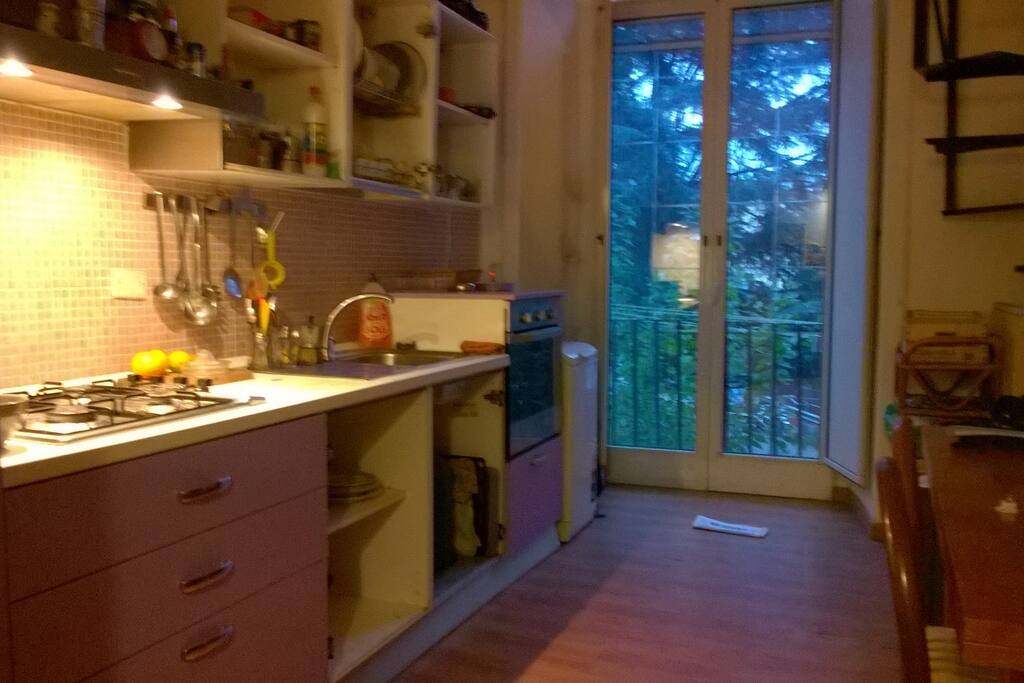 Cucina con finestra sul verde