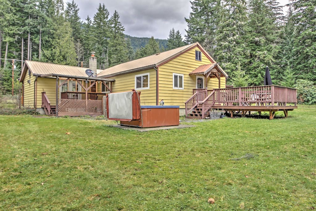A rejuvenating retreat awaits you at this lovely Ashford vacation rental cabin!