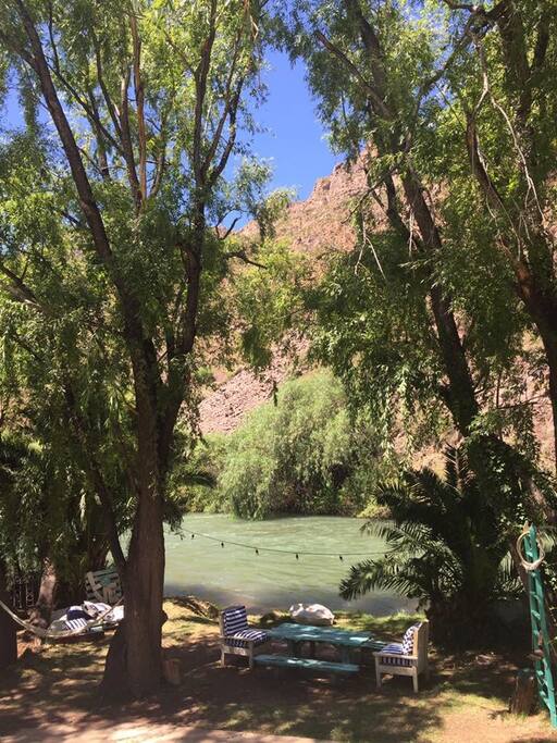 Una vista increíble la montaña y el río Atuel a tus pies