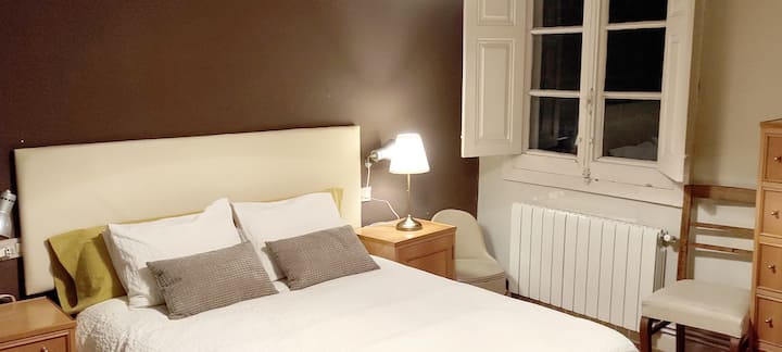 Spálňa je priestranná a veľmi tichá. Ideálny na dobrý odpočinok po zhone.