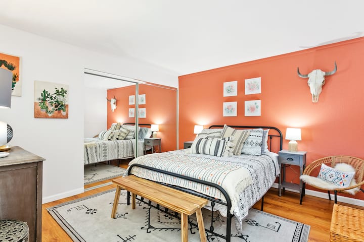 Მეორე საძინებელი, საწოლი 152 × 203 სმ, კომფორტული ლეიბი