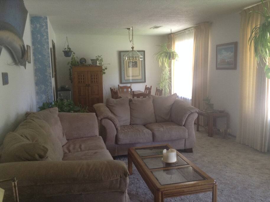Living room with dining table seats 6.