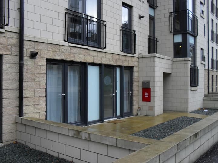 Three Bed Modern Maindoor Apartment - Edinburgh