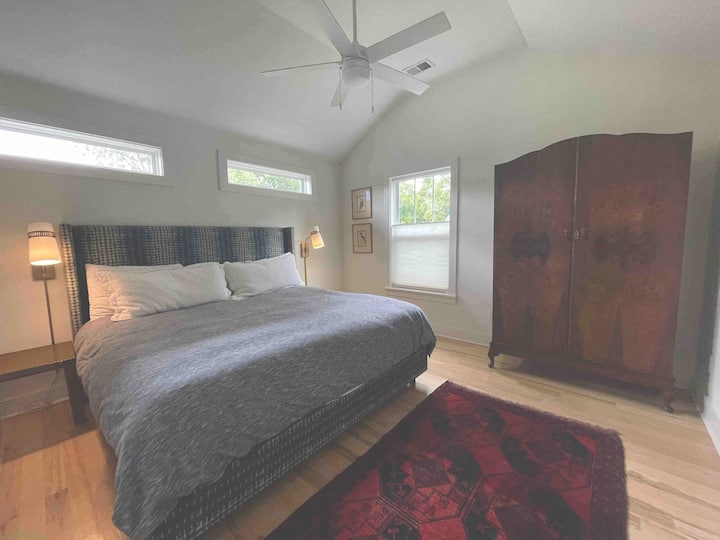 Chumba cha kulala cha msingi kilicho na kitanda cha ukubwa wa king.