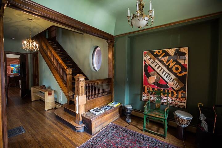 Enchanting Home, Queen size Midtown, Musuems, WSU.