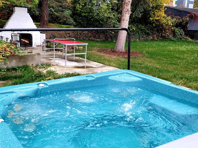 Beautiful updated Seattle house w/hot tub & Sauna gallery image 4