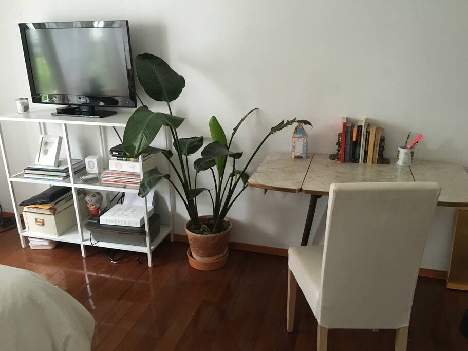 Apple TV (includes Netflix, Hulu, HBO GO) & Desk