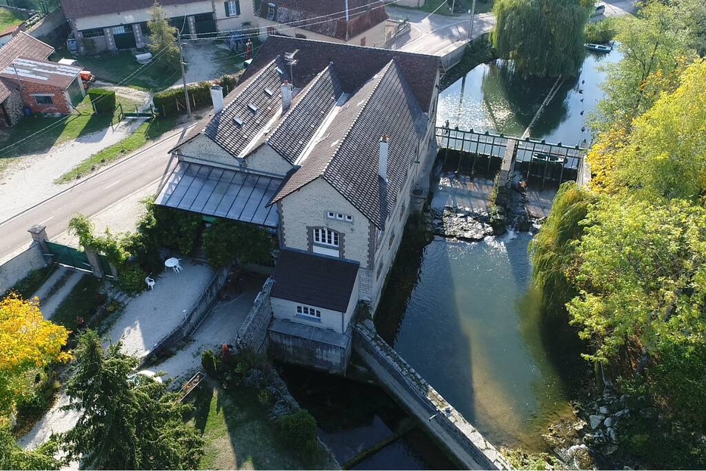 Le Moulin de Chappes avec son vannage, son jardin fleuri et sa grande terrasse couverte de 43 m².