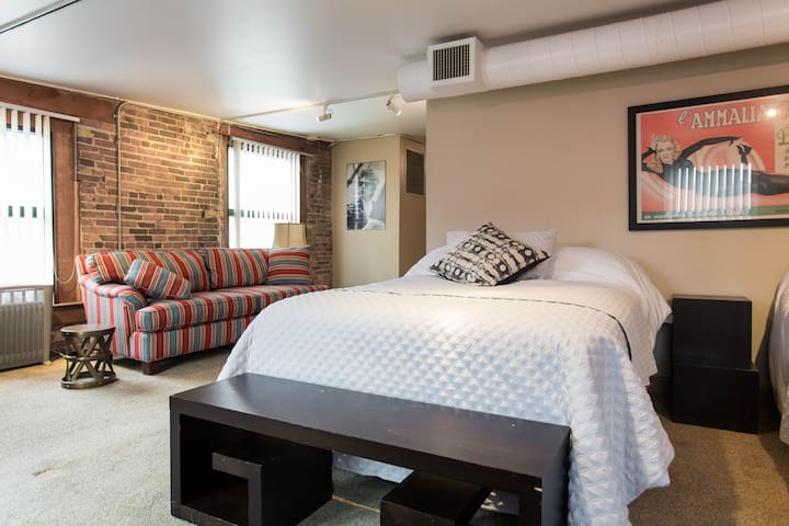 “The Annex II” Huge 1,600 Sq foot Apartment