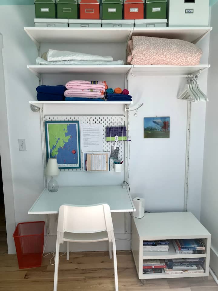 Radni stol s Wi-Fi mrežom i punionicom čini radni boravak praktičnim.