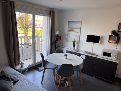 Popular Airbnb listing: 25 m 2 duplex, 1 bedroom, 3 min walk to the beach in Merville Franceville Plage