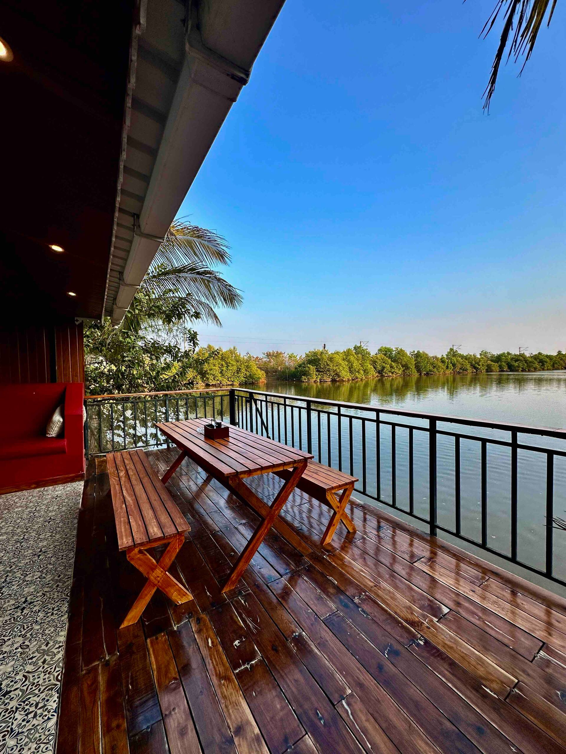 The Private LakeHouse