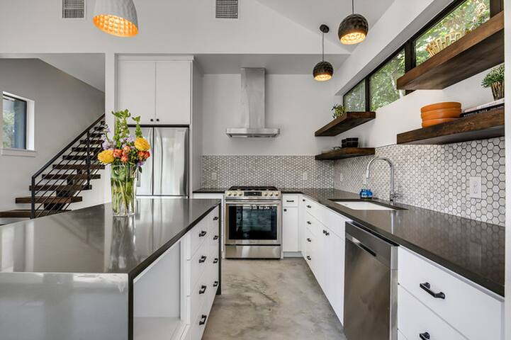 Modern Home Minutes from Downtown Austin gallery image 3