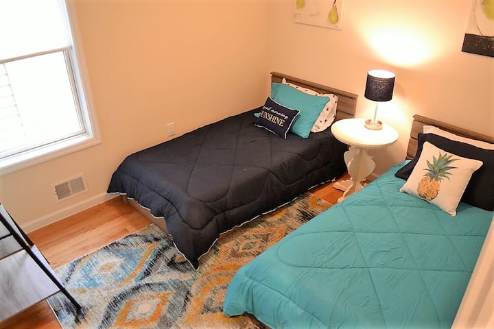 Sovrum två är ljusa och glada med 2 enkelsängar och hyllor för förvaring.  