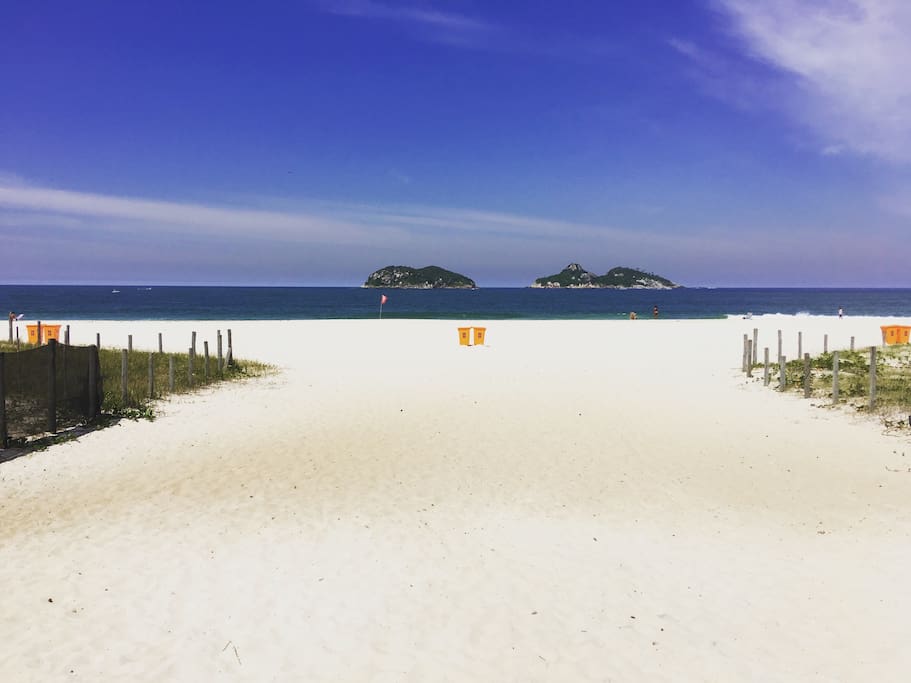 Praia a 100 metros do imóvel