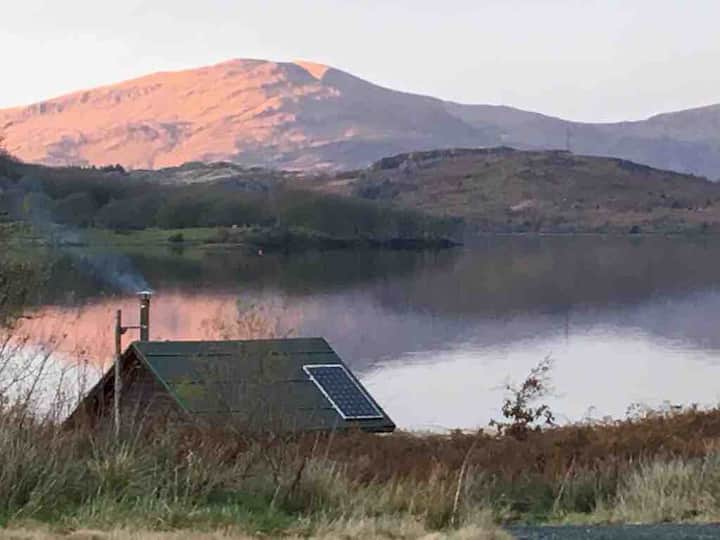 Snowdonia lakeside cabin