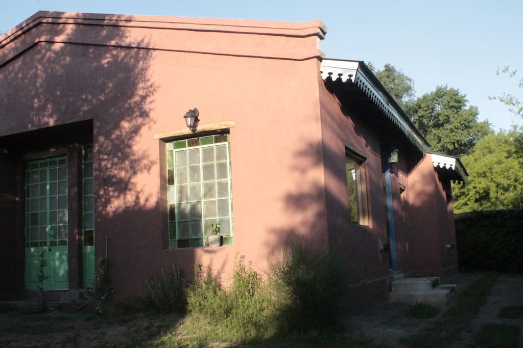 Su fachada con aberturas antiguas.