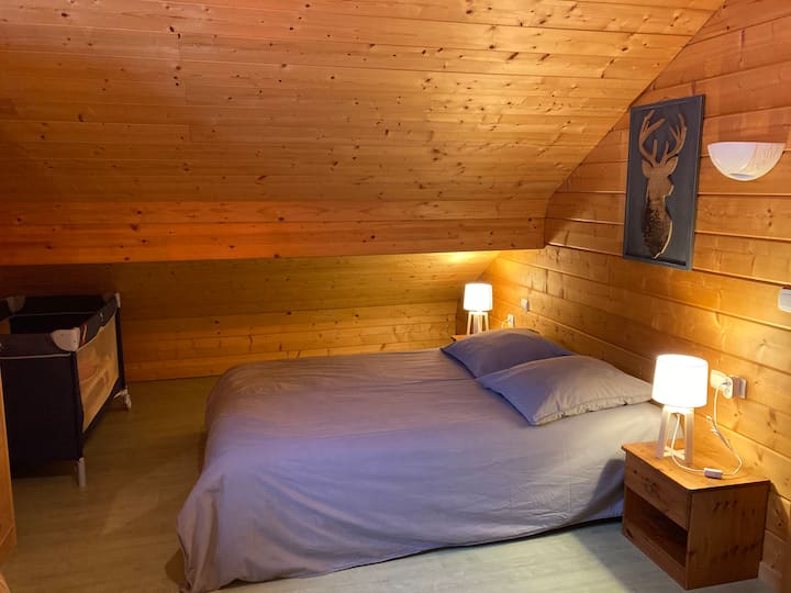 楼上的三人卧室。
双人床+婴儿床+单人床