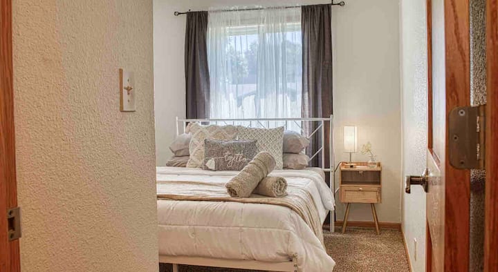 Zažite pohodlie v našej útulnej spálni s manželskou posteľou Queen zdobenou plyšovou posteľnou bielizňou a čistou posteľnou bielizňou. Vychutnajte si prirodzené svetlo z okna a nastavte ho dotykovou lampou. Uložte svoje veci do nadmerne veľkej skrine a dodajte im pohodlie  a pohodlie.