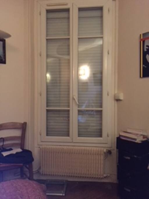 Chambre donnant sur une cour et jardin : très calme