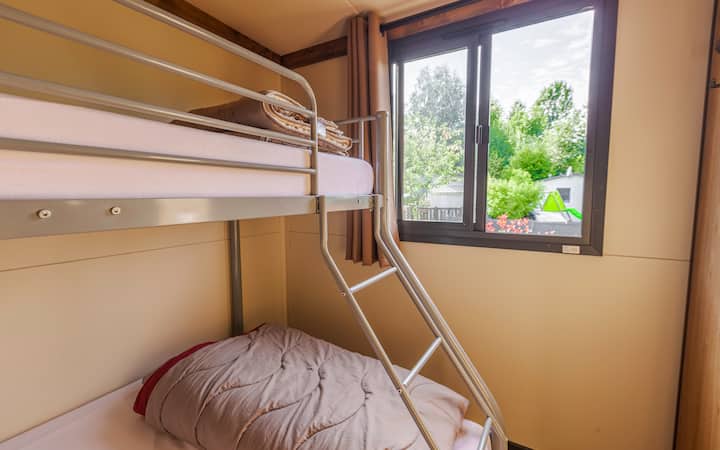 Საძინებელი ორადგილიანი საწოლი + ერთადგილიანი ორსართულიანი საწოლი