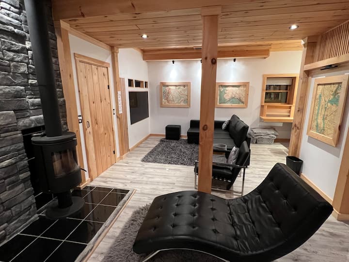 تم تشطيب الغرفة العائلية حديثًا ، وتضم منطقة للعب الأطفال ومساحة عمل وسرير أريكة بحجم كوين ونظام مسرح منزلي مكون من 7 مكبرات صوت - بالإضافة إلى بث روكو ومشغل بلو- راي لليالي الأفلام! 