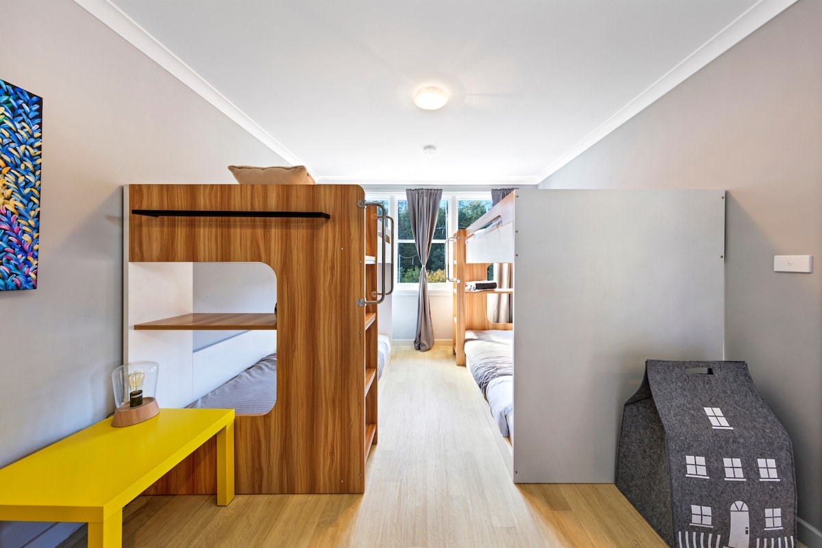 Двокреветните легла ќе ги сместат сите!  Долниот спрат се наоѓа ниско до земјата и обезбедува целосна висина на главата и овозможува овој простор да се удвои како дневна соба на долните кревети. Тие се брачен кревет (широк 150-179 см), па сѐ додека е брачен кревет (широк 180-179 см) и се супер удобни за сите. Во малата сива куќа има различни игри на табла, игри со карти и сложувалки за млади и стари. 