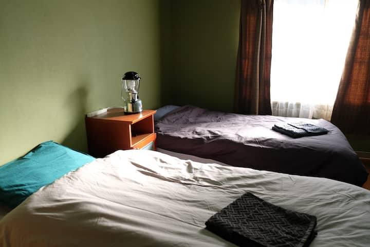 【ベッドルーム2】ベッドルームにはどちらも暖房があるので、冬も安心です。