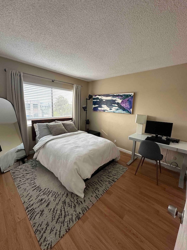 غرفة نوم رئيسية مع مكتب جلوس/حامل كهربائي. 