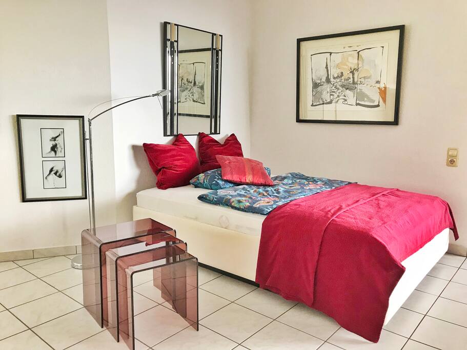 The comfortable bed (140 x 200 cm) is perfect for a couple or one person.