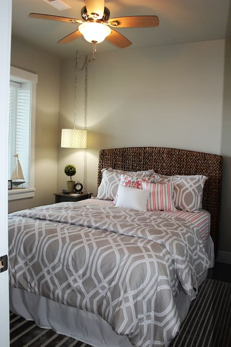 Oceanfront Bedroom w/tv & Ceiling fan