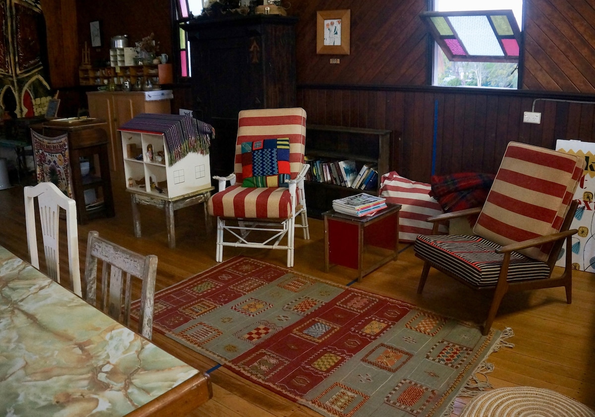 Დასაჯდომი და წასაკითხი სივრცე