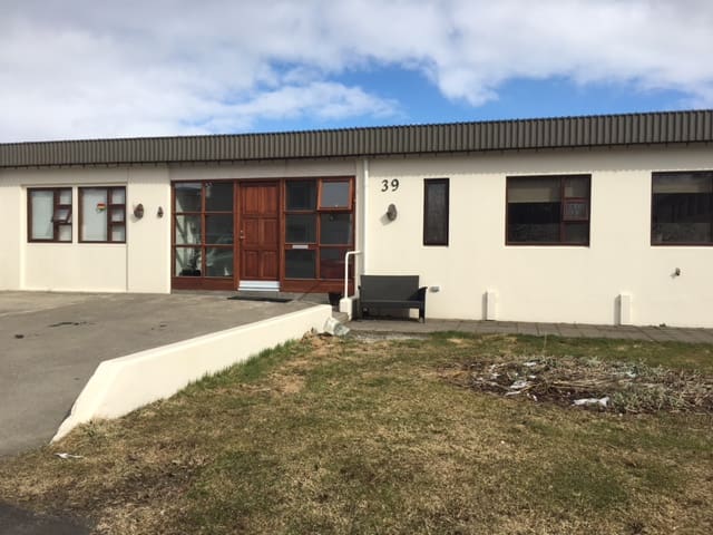 Cozy room with private parking, Bakkahlíð 39