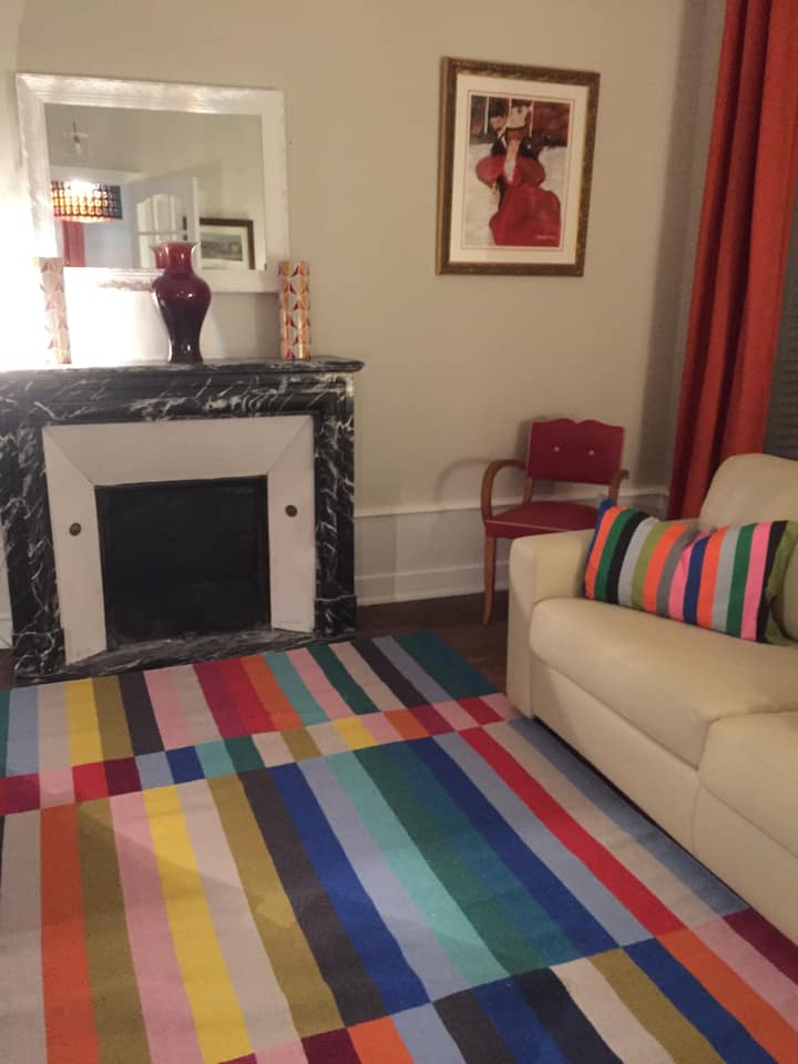 Dawati lenye kitanda kikubwa cha sofa