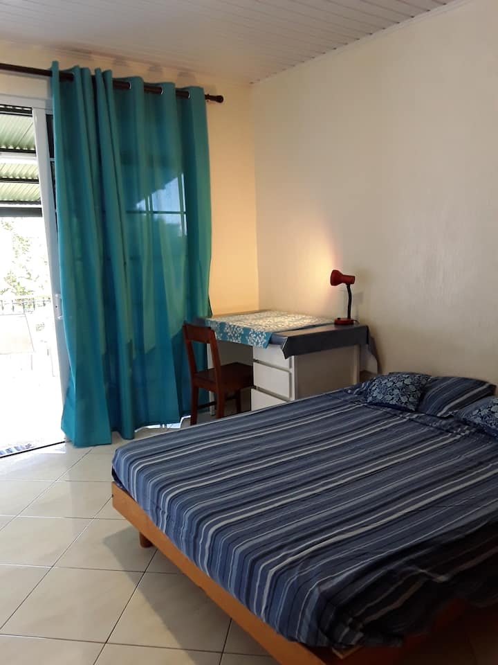 חדר שינה פרטי עם 140 מיטות ואזור משרדי, חדר רחצה צמוד. חדר פרטי עם מיטה בגודל מלא וחדר רחצה פרטי.