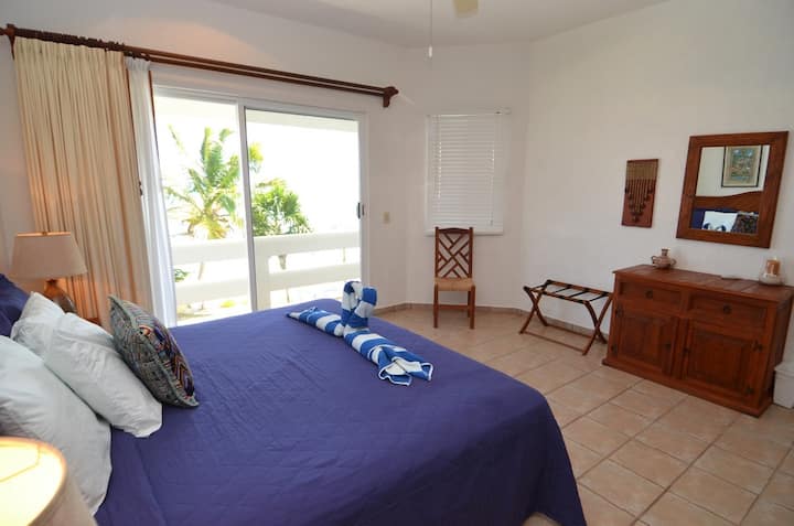 Chumba cha kulala cha mwonekano wa bahari na kitanda cha mfalme