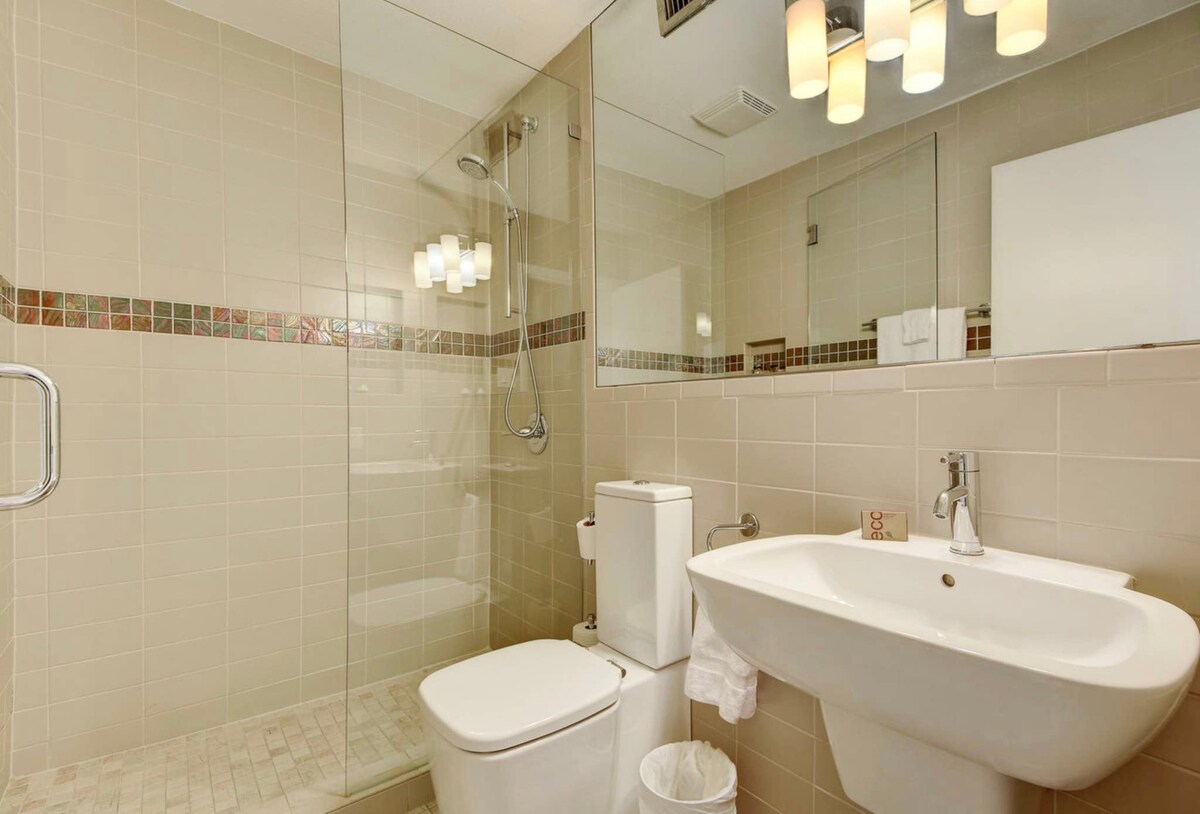 Downtown/Whole Foods HQ - Executive Road Suite
