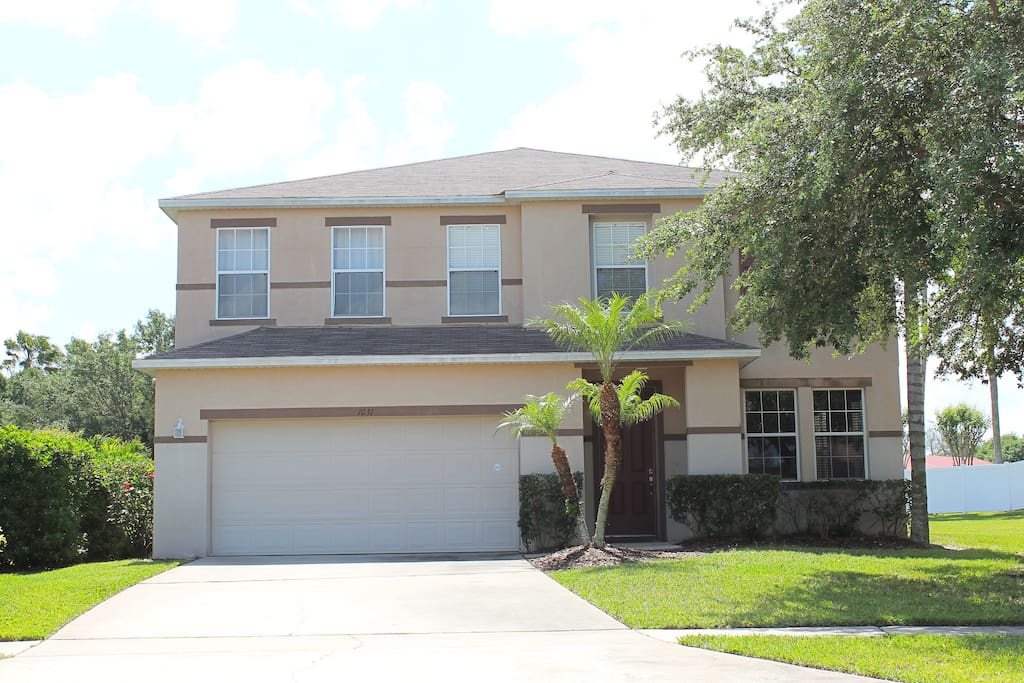Front view of the house, double garage, 3500 sq ft