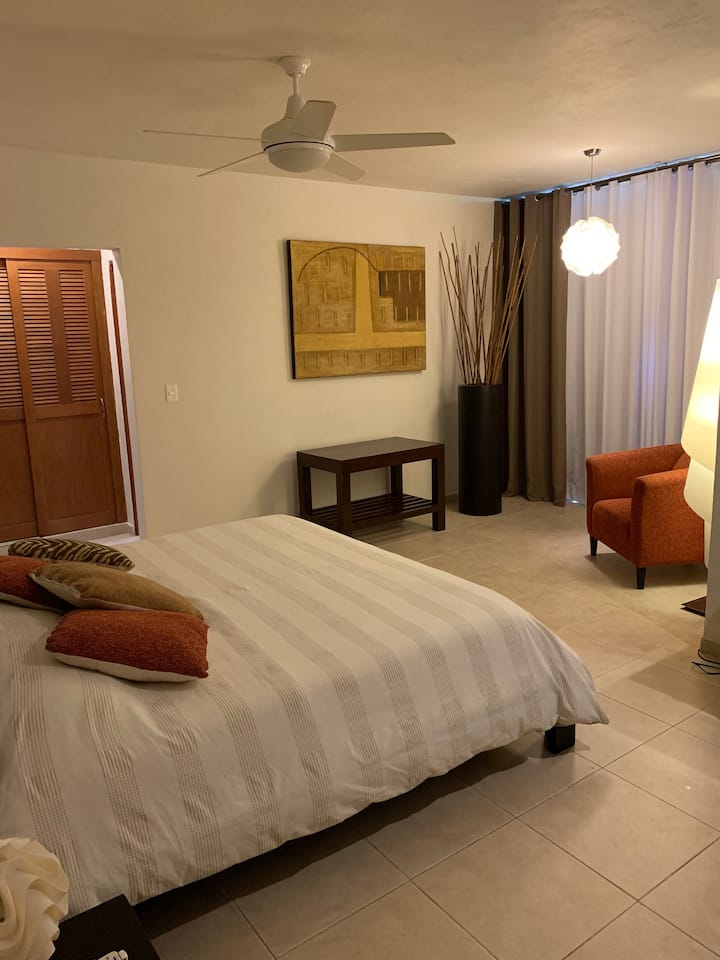 Главна спалня с голямо двойно легло