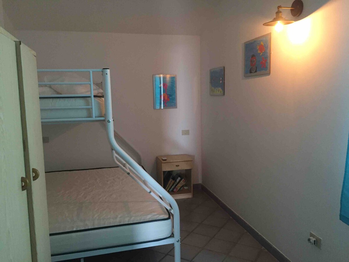 Druhá spálňa so 140 x 200 lôžkami a ďalšou jednolôžkovou posteľou hore 