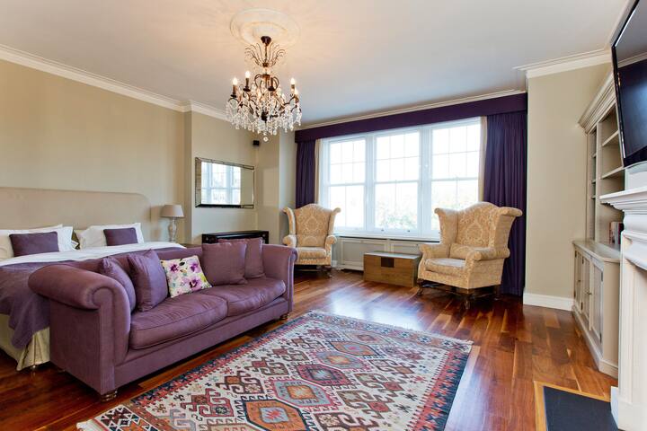 Luxurious 7 Bedroom Home with Pool Chelsea gallery image 5