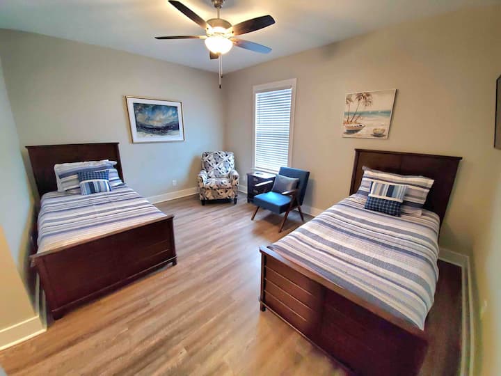 带脚轮的双人床，可供4人入住，配有舒适的躺椅可供观看电视